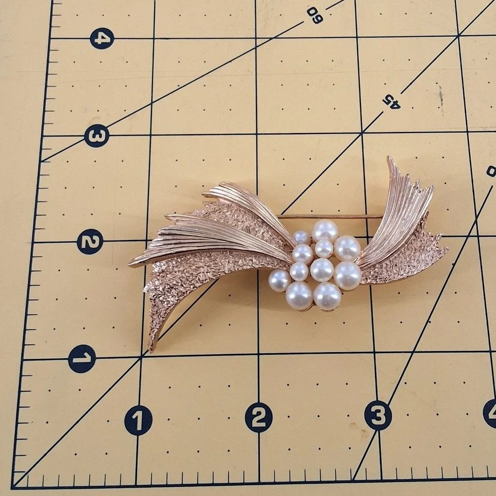 Vintage Crown Trifari Gold‎ Tone Faux Pearl Ribbon Cluster Brooch Mid-Century